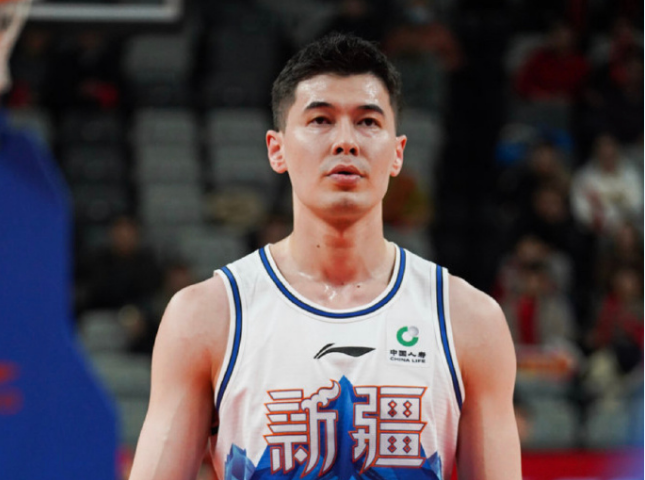 新疆男篮注册14人：赵睿离队后仅剩阿不都顶薪 混血冯傲升一队